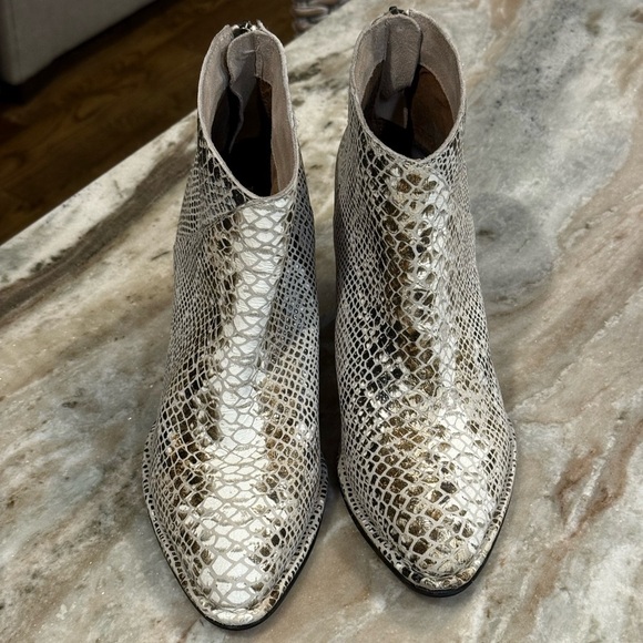 Women’s DIBA TRUE Pay Phone Snakeskin leather booties- Size 9.5 - Picture 4 of 12